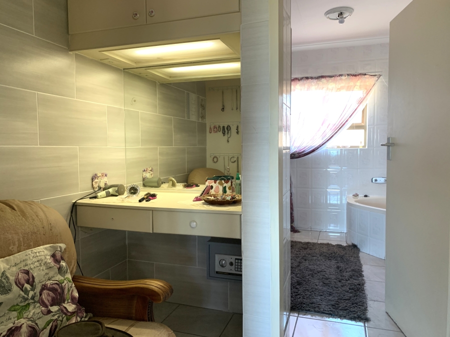 4 Bedroom Property for Sale in Wavecrest Eastern Cape